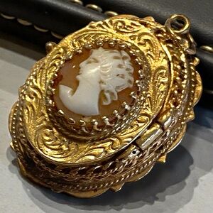 BEAUTIFUL Estate 14k Yellow Gold Cameo Oval Locket Charm Pendant!
